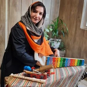 نازی اکبرزاده مدرس موسیقی کودکان و نوازنده سنتور